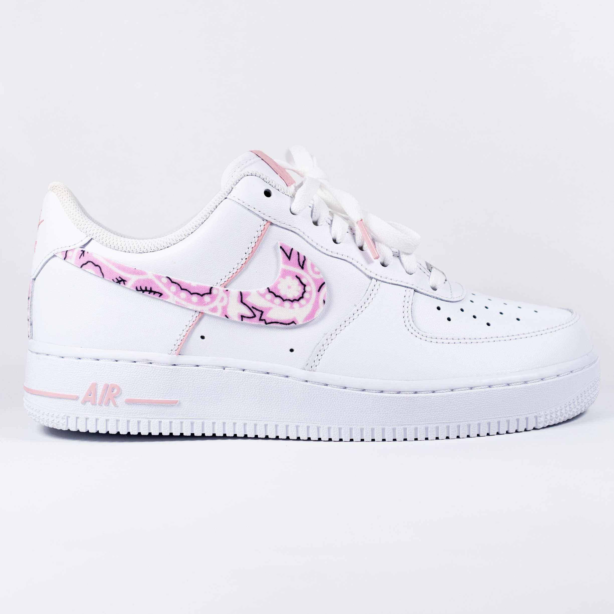 ayuda Universidad Intacto Nike Air Force 1 White Custom 'Pink Bandana' Edition